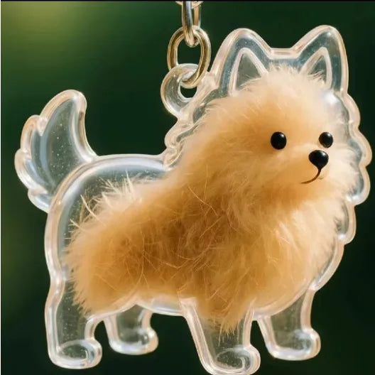Un charm à clé en résine d'un adorable chien doré et duveteux debout.