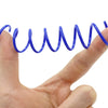 Eine Hand hält ein blaues interaktives Spiralkatzente Spielzeug mit gewundeter Form.