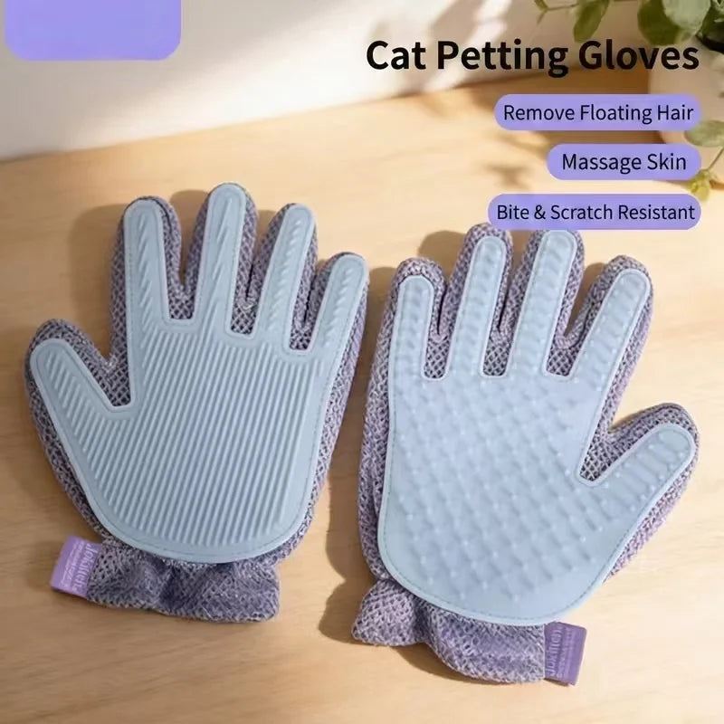 Paar hellblaue Katzen-Pflegehandschuhe mit strukturierten Handflächen und lila Bündchen für Tiermassagen