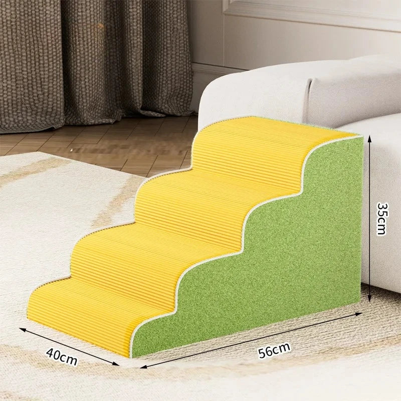 Escaleras y rampas de espuma amarillo y verde para perros mostradas sobre una alfombra.