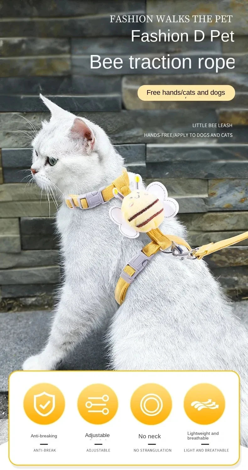 Gato blanco vistiendo un arnés de tracción para mascotas, correa con cuerda de abeja amarilla para pasear.