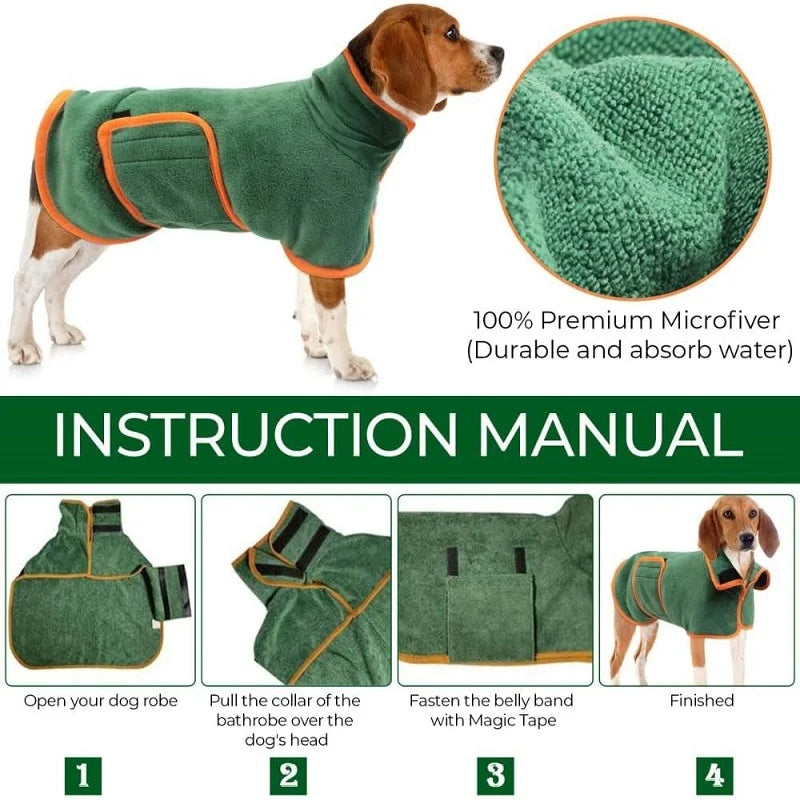 Un chien brun portant un manteau de serviette verte avec des bordures orange.