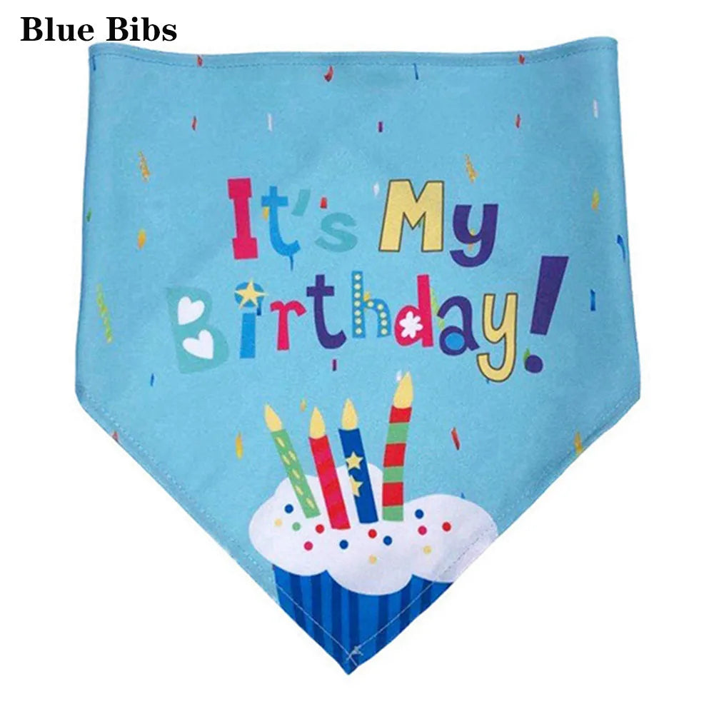 Helles blaues Bandana mit farbiger Aufschrift "It's My Birthday" und einem Cupcake mit Kerzen.