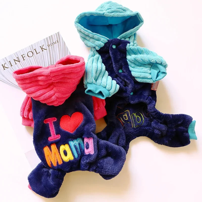 Costume de chien en polaire d'hiver avec tissu violet et bleu, un cœur rouge et les mots I Mama