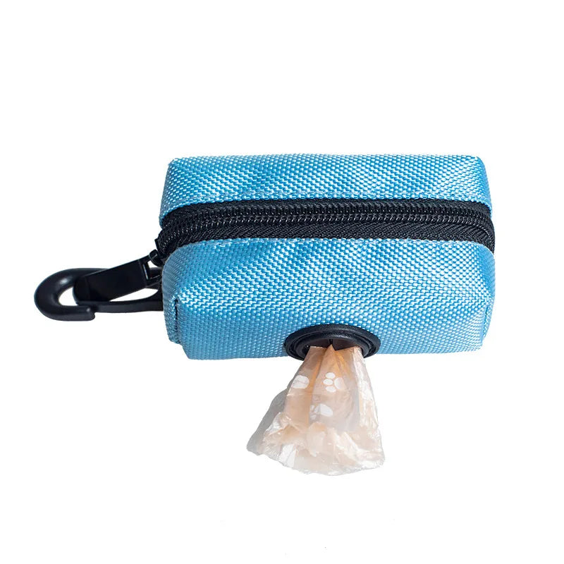 Bolsa de malla azul claro con cremallera y asa, diseñada como dispensador ajustable de bolsas para excrementos de mascotas.
