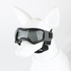 Schwarze, verstellbare UV-Schutz-Hundesign-Sonnenbrille getragen von einem weißen Hund.