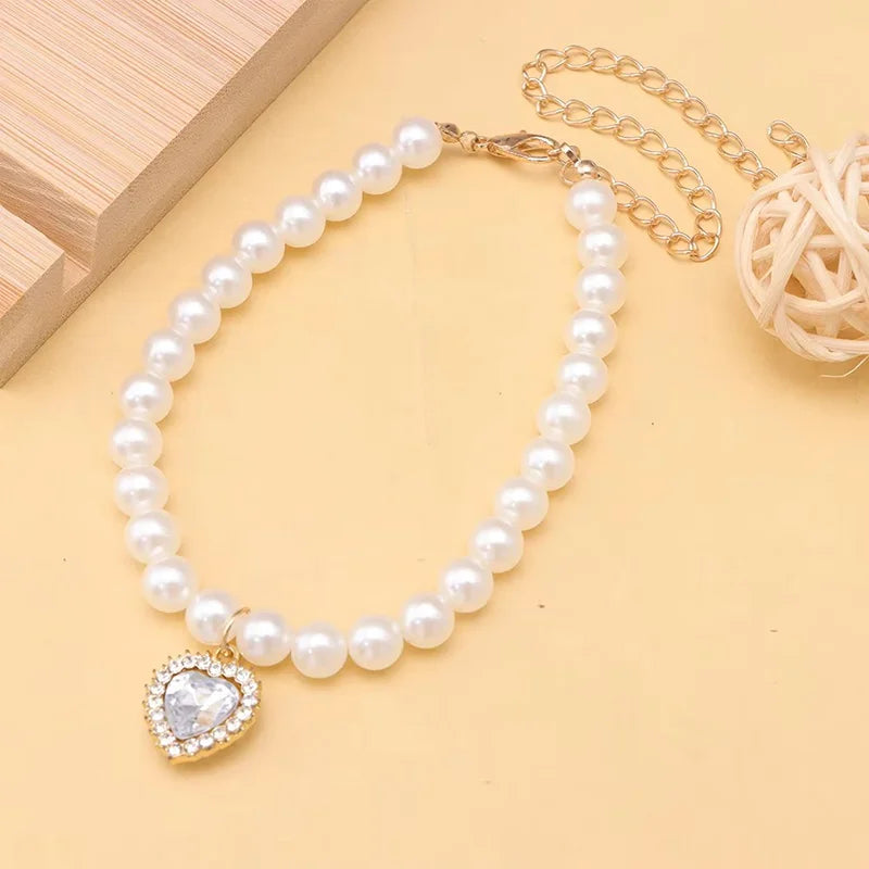 Collier délicat en or avec des perles rondes et un pendentif en diamant en forme de cœur