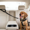 Un golden retriever está sentado en un arnés ajustable para perros con absorción de impactos dentro de un coche.