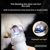 Primer plano de un cortacutículas para mascotas iluminando una línea sangrante con luz LED.