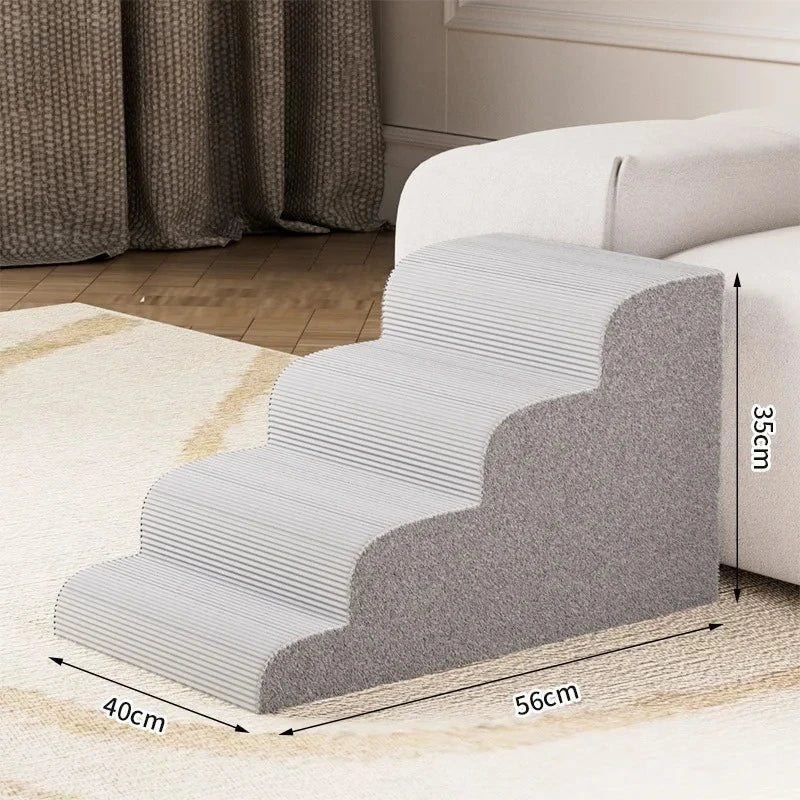 Escaleras y rampas de espuma gris para cachorros de perros mostradas sobre una alfombra clara
