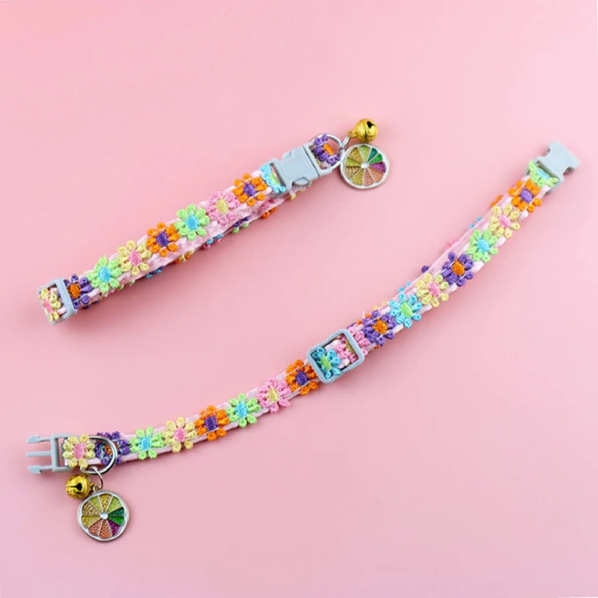 Buntes Halsband für Hunde und Kätzchen mit Sicherheitsglocke und Blumenstickerei.
