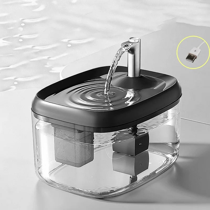 Fontaine à eau automatique en verre clair avec bec en acier inoxydable, en train de verser de l'eau.