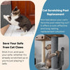 Eine Katze benutzt ein DIY- Kratzspielzeug, um sich an einem Möbelstück zu kratzen.