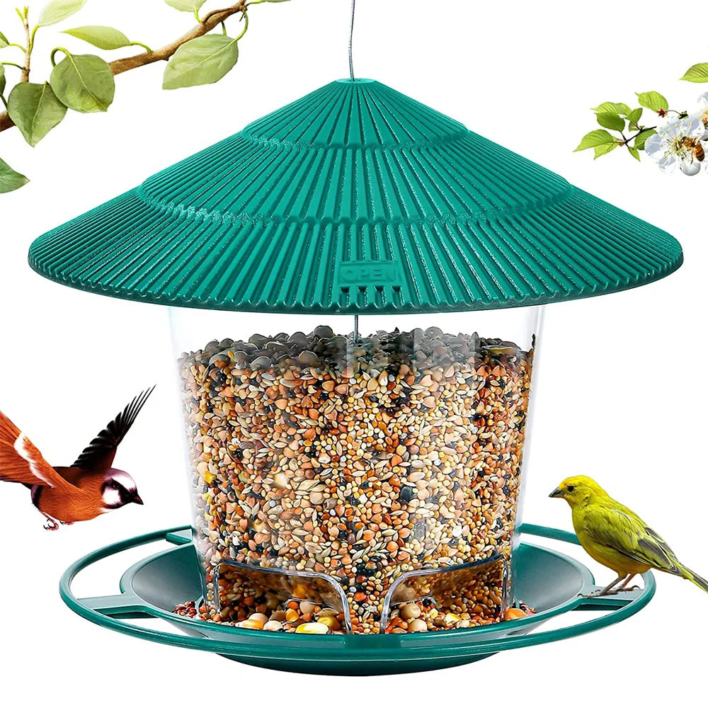 Grüner wasserdichter Vogelfutterspender mit konischem Dach, gefüllt mit Samen, montiert auf einem grünen Tablett.