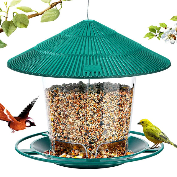 Grüner wasserdichter Vogelfutterspender mit konischem Dach, gefüllt mit Samen, montiert auf einem grünen Tablett.