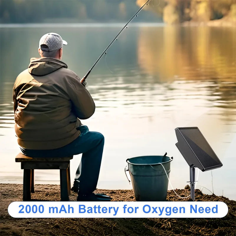 Une personne pêche avec une canne près de l'eau, à côté d'une batterie et d'un panneau solaire.