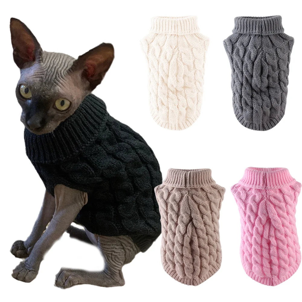 Warmer Strickpullover für einen Sphynx-Katze in Schwarz, Grau und Pink.