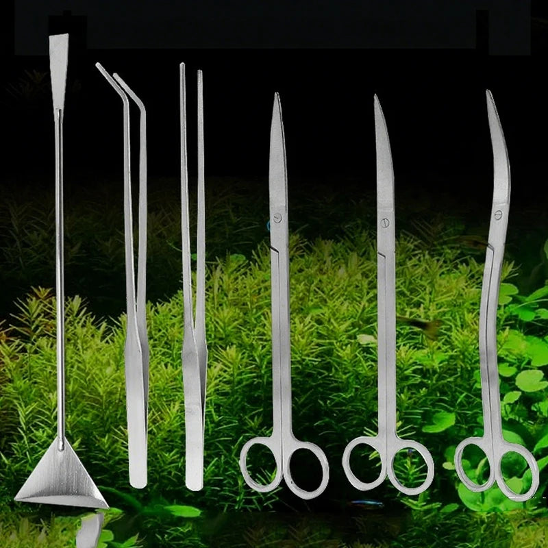 Set Edelstahl-Aquarienfreiniger mit Siphon, Pinzetten und Schere auf grünem Moos.