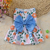 Robe d'été bleu clair et blanc pour chien avec imprimé floral orange et grand nœud bleu.