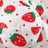 Weißes Stoffmuster mit roter Erdbeere und Polka Dots, Nahaufnahme eines Sommerkleides und Hutes.