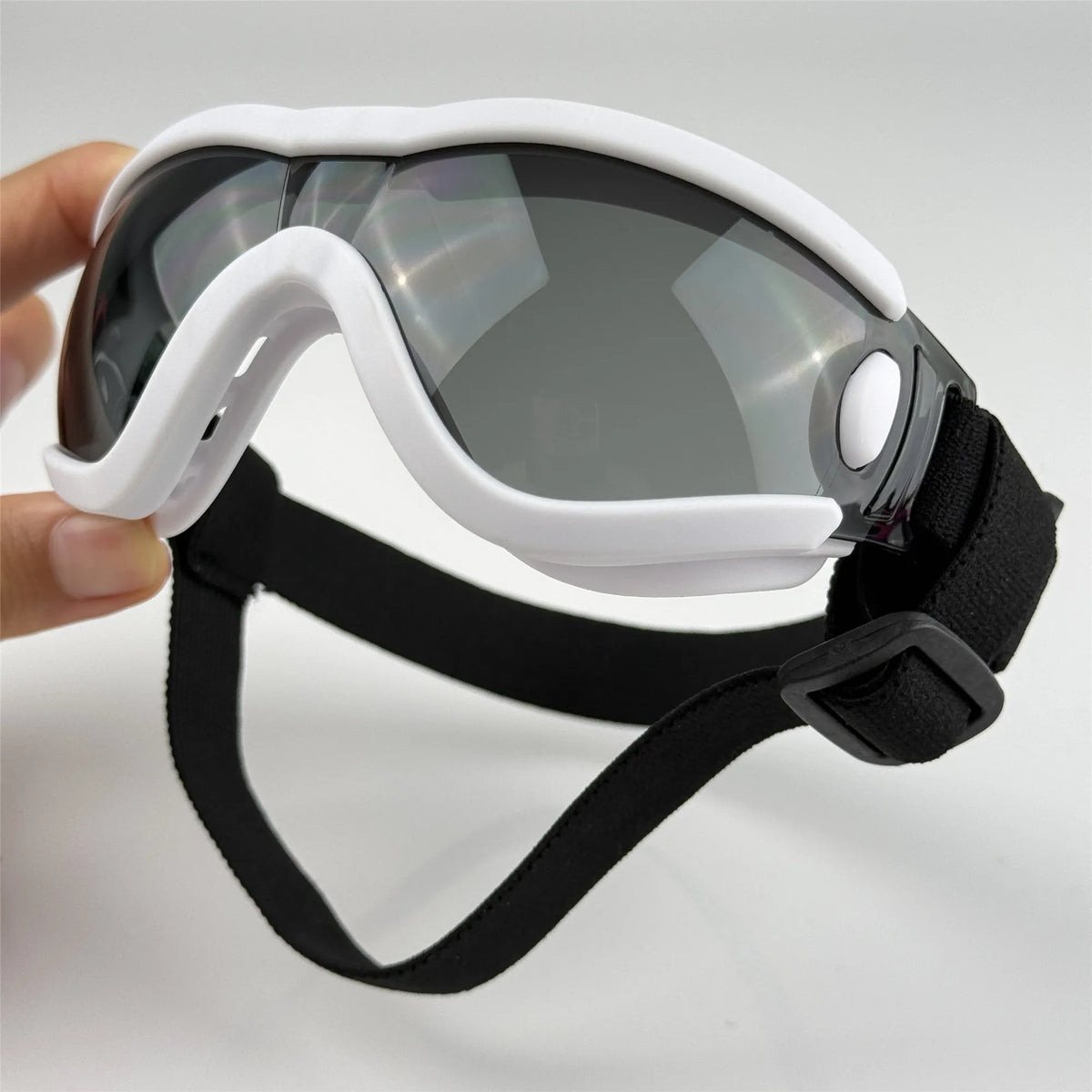 نظارات شمسية للكلاب بيضاء ورمادية للحماية من الأشعة فوق البنفسجية مع حزام أسود قابل للتعديل