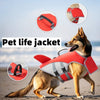 Un chien portant une veste de sauvetage rouge pour la sécurité et le remorquage.