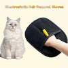 Ein schwarzes elektrostatische Haarentfernungshandschuh wird auf eine Katze verwendet.