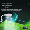 Une lampe LED pour aquarium à clip illumine une surface verte, montrant sa conception à connexion souple ajustable.
