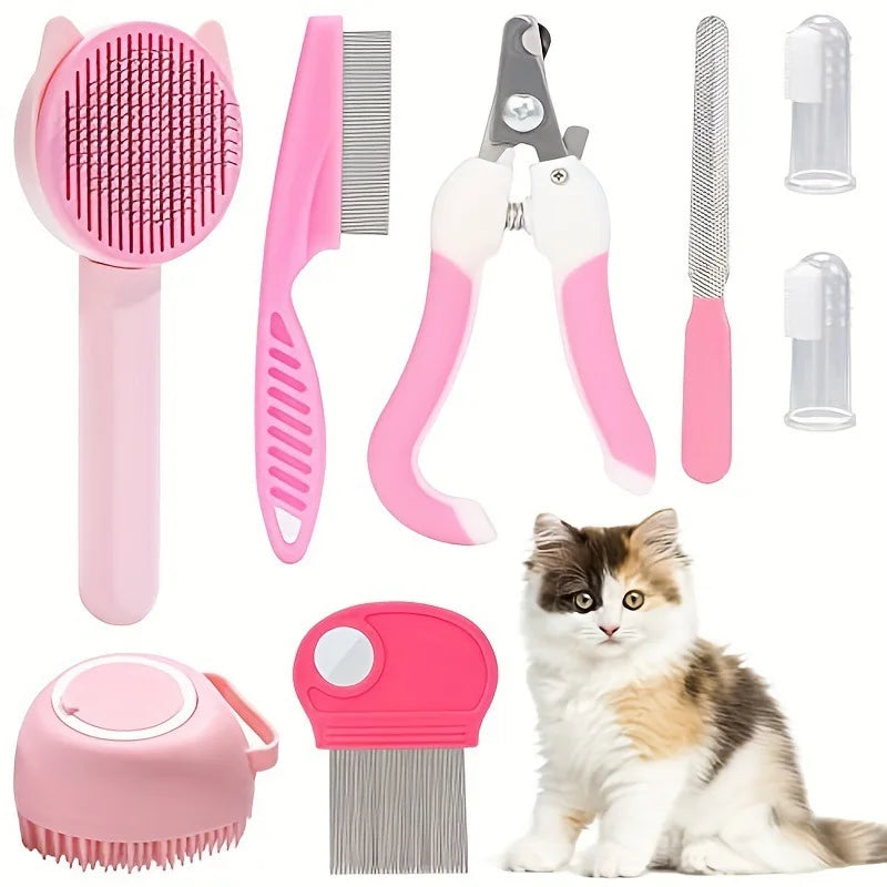 Multi-Werkzeug-Kit für Tierpflege mit rosa und silbernen Bürsten, Kämme und Scheren neben einer Katze.