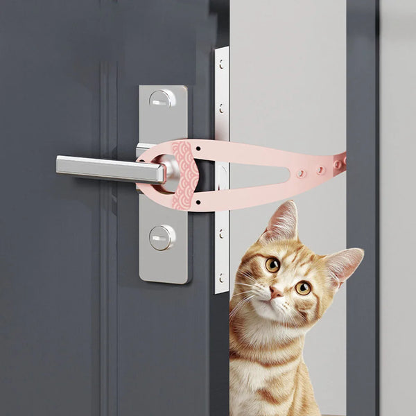 Pinker, verstellbarer Tierdörrstopp auf grauer Tür mit tabby Katze, die in die Kamera schaut.