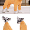 Traje de abrigo de forro polar naranja para perro, modelado en un perro pequeño, de pie y acostado.