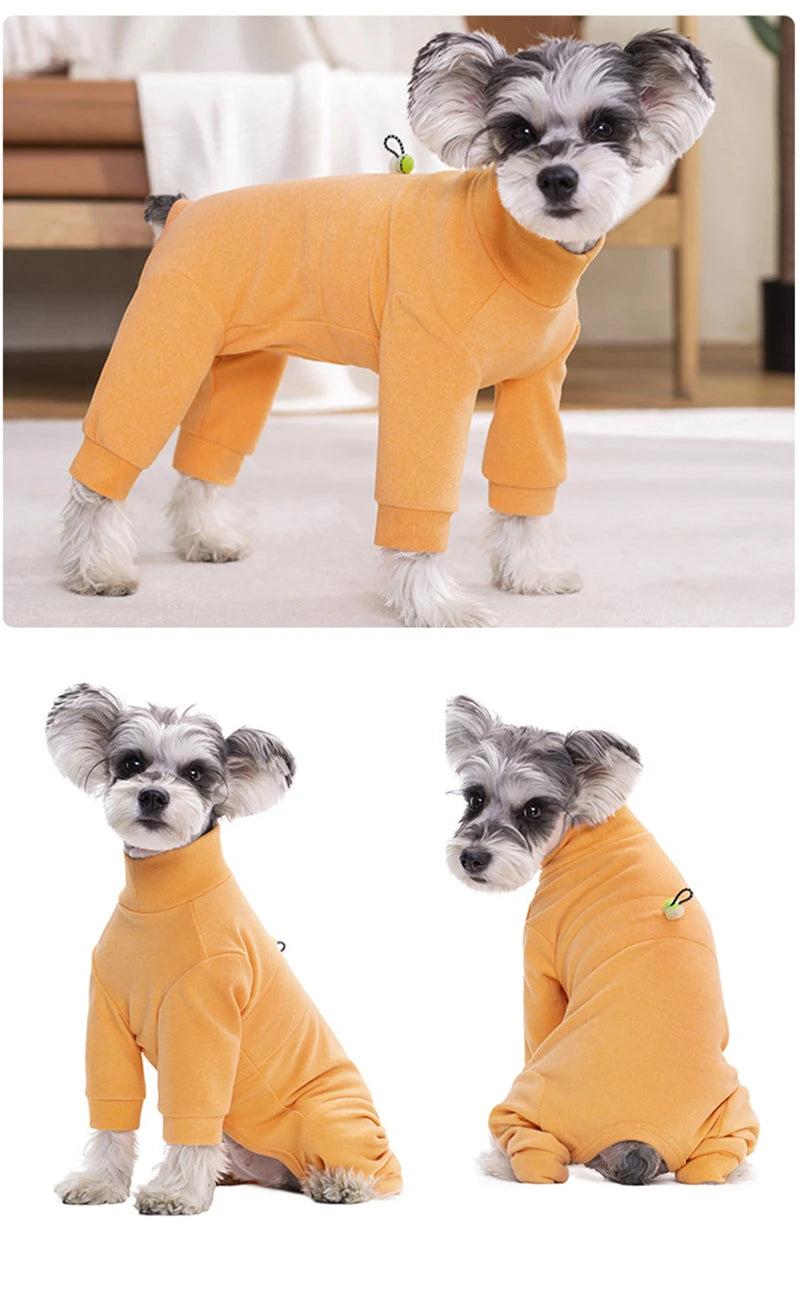 Traje de abrigo de forro polar naranja para perro, modelado en un perro pequeño, de pie y acostado.