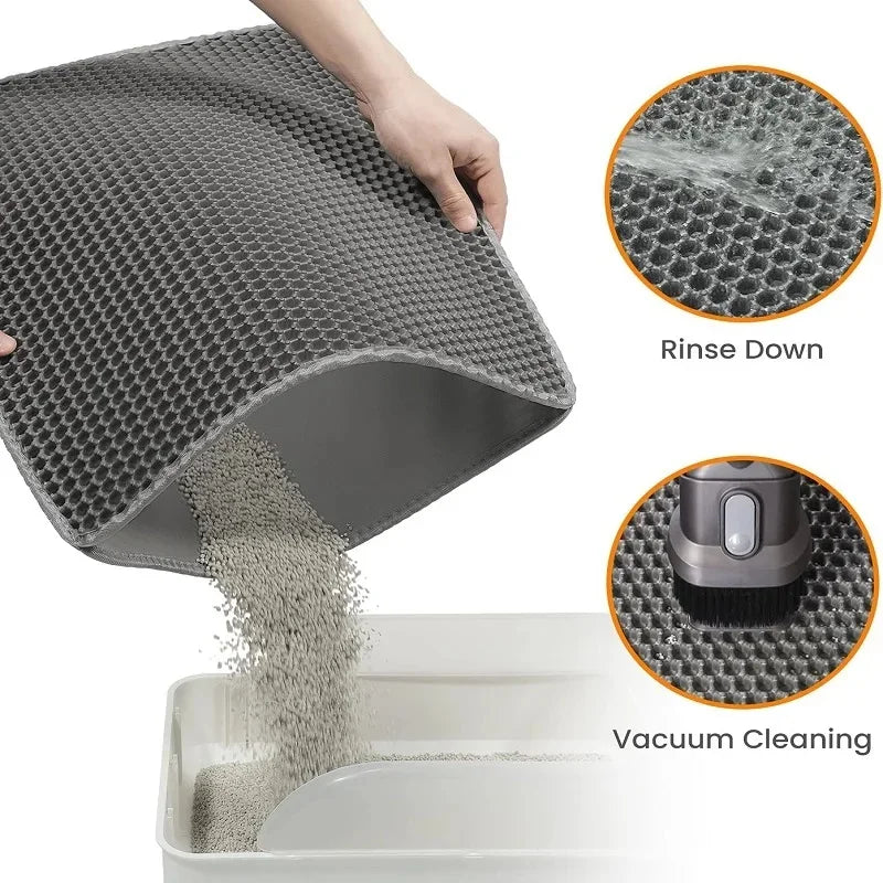 Un tapis de litière étanche gris est lavé et aspiré dans une caisse à litières.