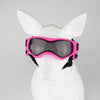 Ein weißer Hundekopf mit leuchtend pinken Sonnenbrillen und schwarzen Markierungen.