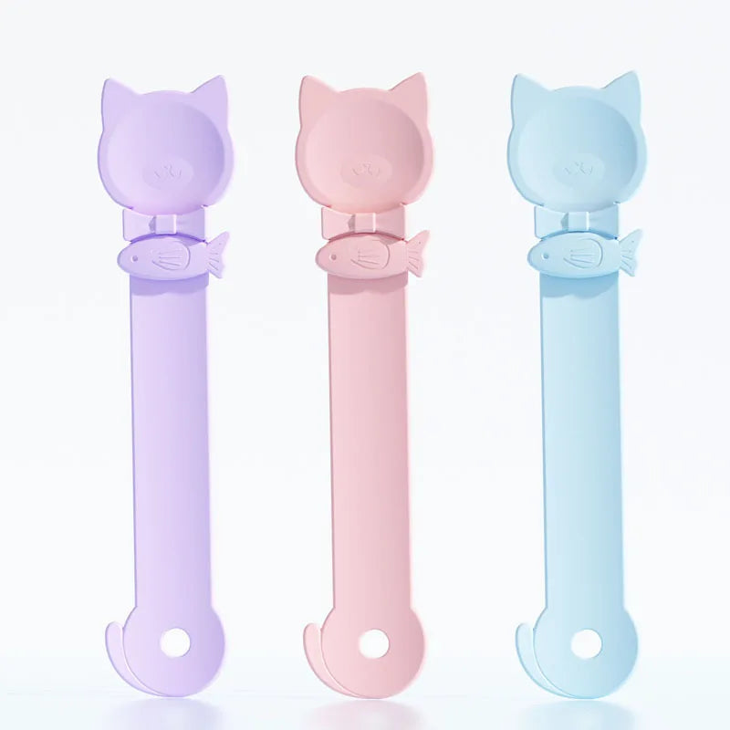 Drei lange, lickbare Katzenfutterlöffel in Lavendel, Pink und Hellblau.