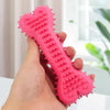 Una mano sostiene un juguete para masticar de hueso rosa brillante con estrías texturizadas.
