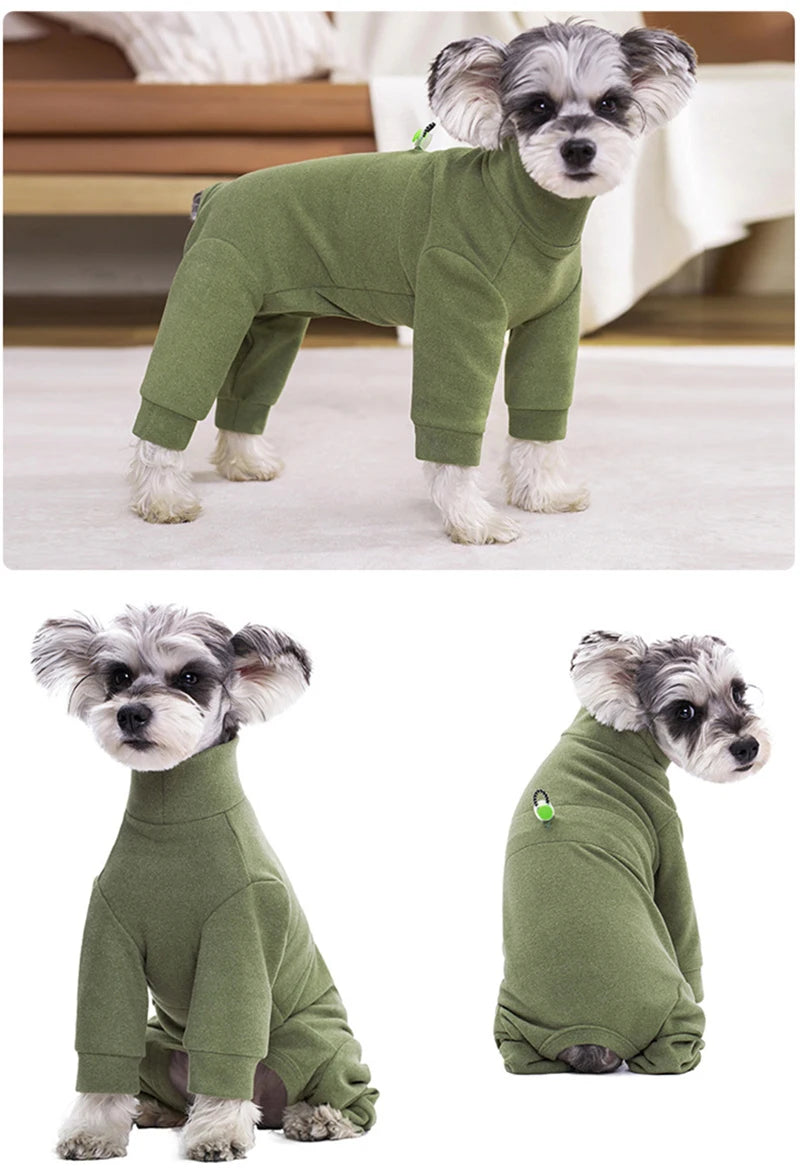 Un perro gris peludo vistiendo un traje de mono de forro polar verde oliva.