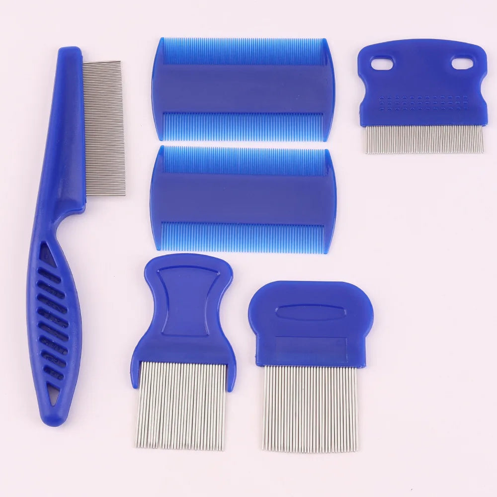 Un juego de seis peines y cepillos para aseo de mascotas de plástico y acero inoxidable azules.