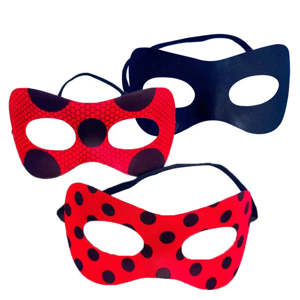 Ein Set aus schwarz-roten Polka-Dot-Marienkäfer-Maskenkostümen.