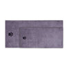 Serviette pour animaux en microfibre violette rectangulaire, pliée et présentée sur fond blanc.