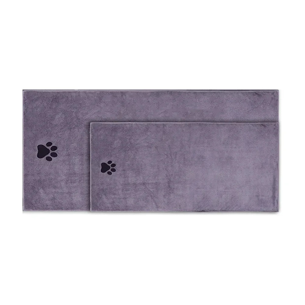 Serviette pour animaux en microfibre violette rectangulaire, pliée et présentée sur fond blanc.