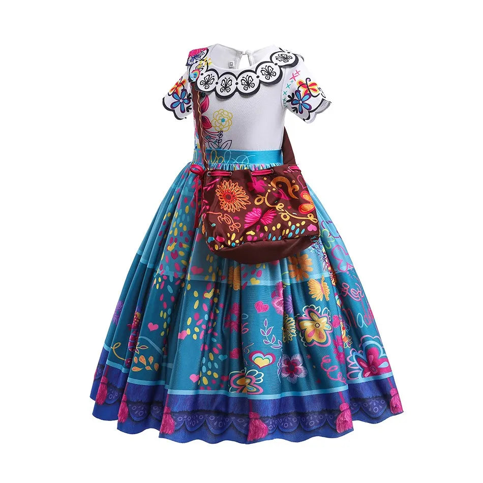 Kleid eines Mädchens mit weißem Oberteil, Blumenrand und blauem Rock mit farbenfroher Stickerei und gemustertem Beutel.