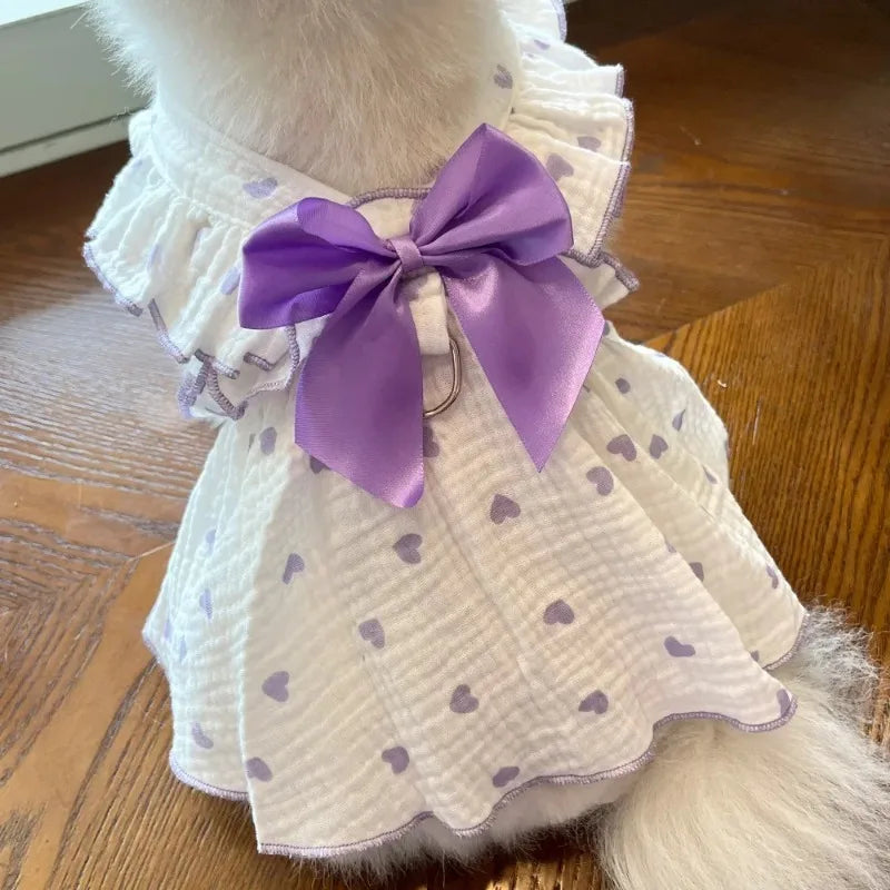 Weißes Hundekleid mit lila Schleife und Herzmuster