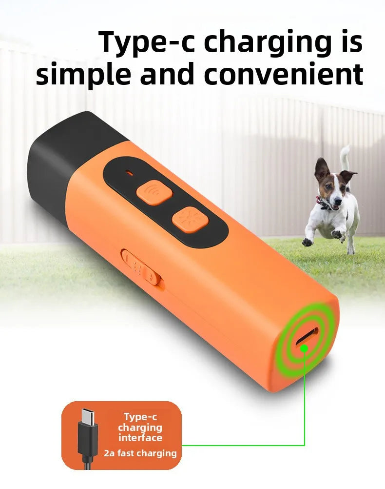 Un chargeur Type-C orange avec un indicateur vert, démontrant une charge rapide 2A.