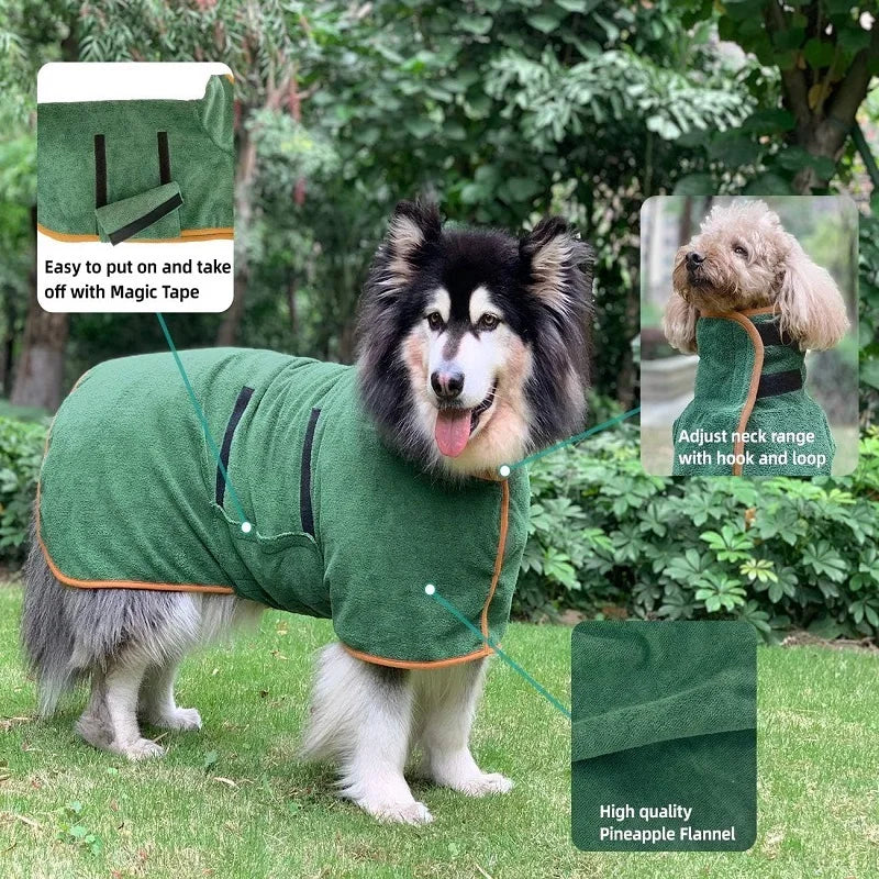 Un chien duveteux portant une serviette verte en flanelle d'ananas avec des fermetures adhésives magiques.