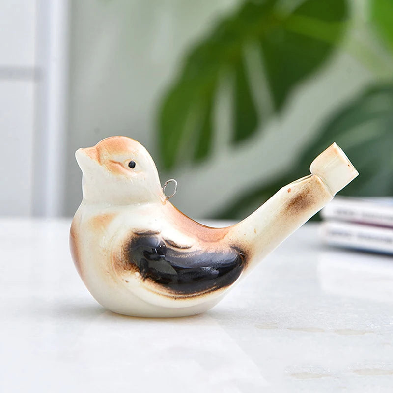 Keramische Pfeife in Form eines Wasservogels mit weißen und schwarzen Markierungen auf weißem Untergrund.