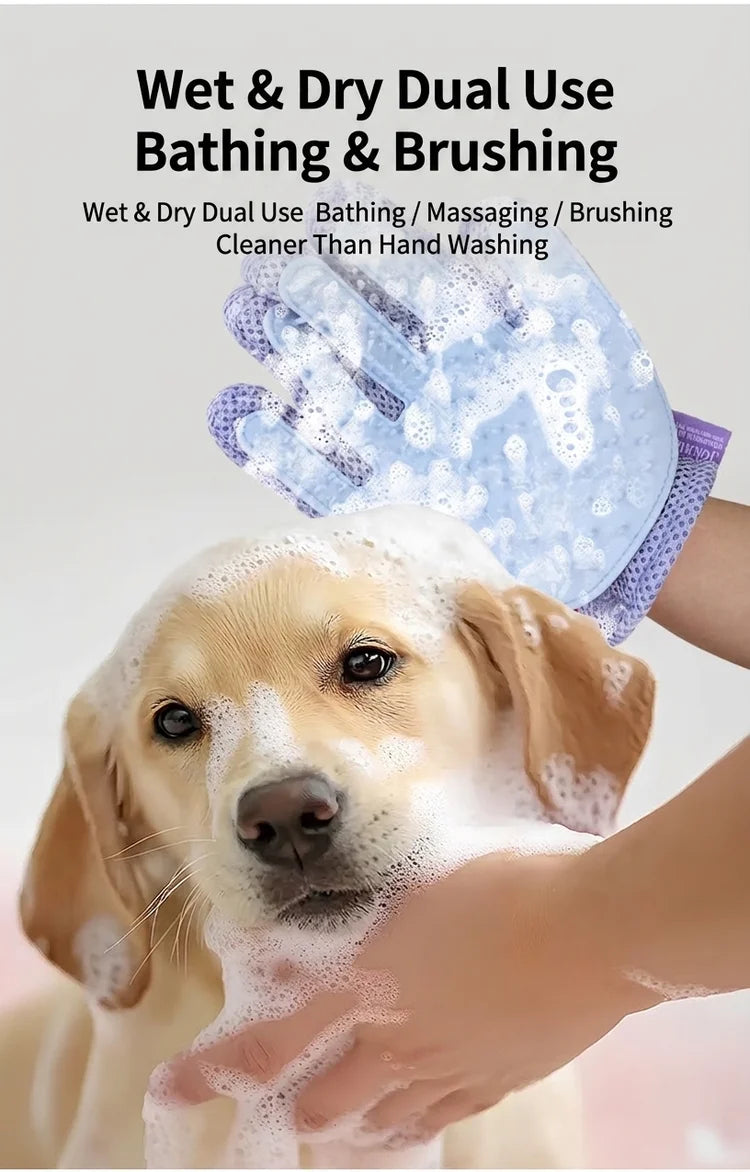 Eine Hand benutzt ein nass-trockenes Multifunktionsbad- und Bürstmitt auf dem Gesicht eines Golden Retrievers.