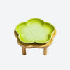 Un bol pour animaux en céramique avec un motif de cœur sur un support en bois naturel.