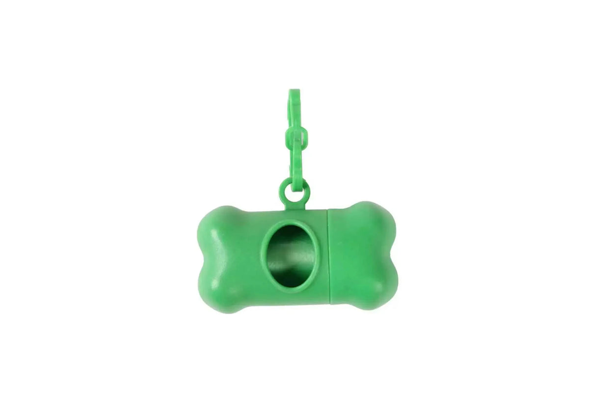Dispensador portátil de bolsas para mascotas en forma de hueso verde con clip de remolque.