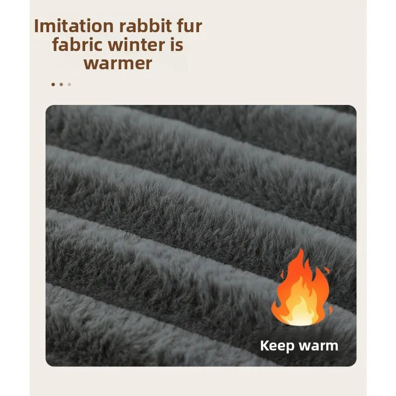 Gros plan sur un lit pour lapin en tissu imitation, conçu comme un réchauffeur pour l'hiver.